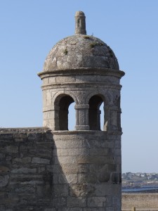 Roscoff_Ville_echauguette_150102he_mu_red