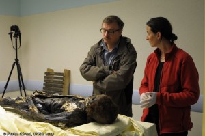 LQ 1 - Eric Crubezy (directeur du laboratoire AMIS) et Rozenn Colleter (anthropologue) devant la dépouille de Louise de Quengo_INRAP
