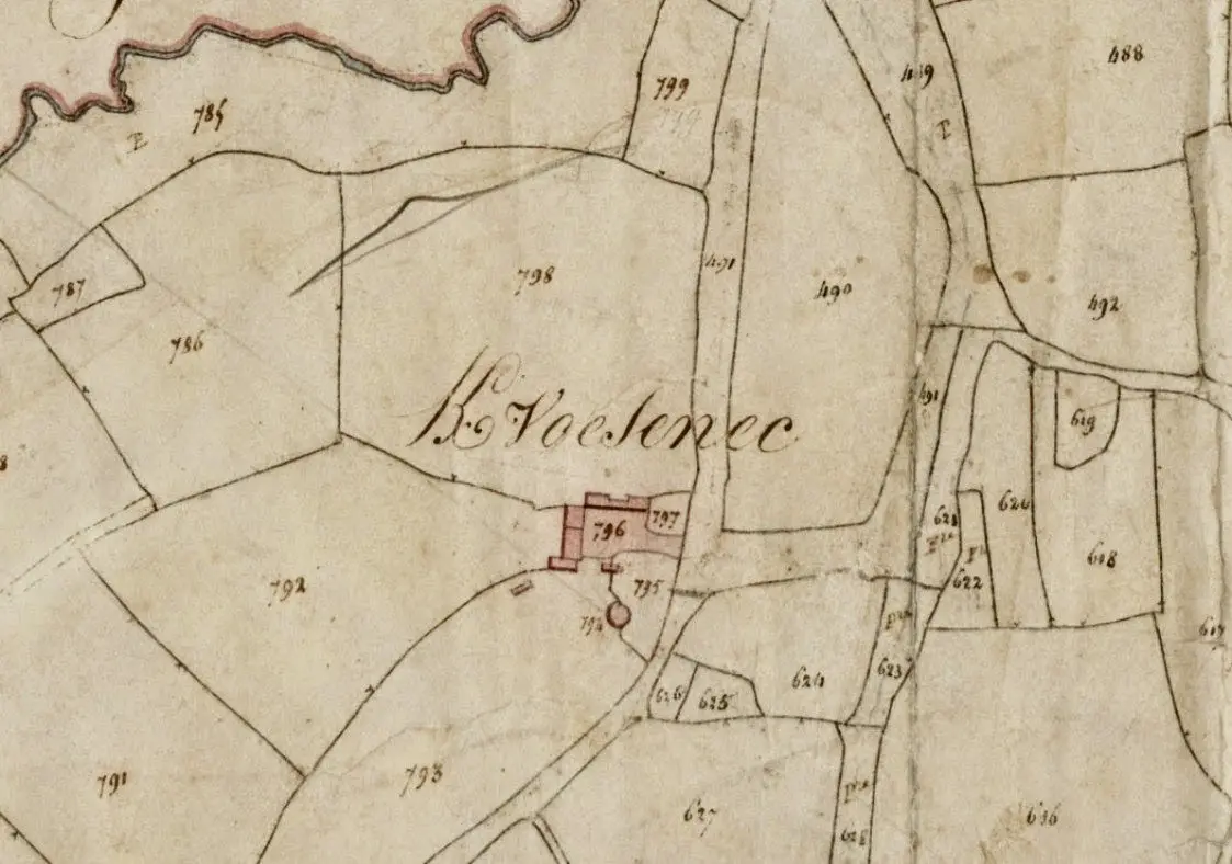 Extrait d'un cadastre ancien représentant le hameau de Kervoenec, avec ses parcelles numérotées, ses chemins et un bâtiment mis en évidence en rouge.