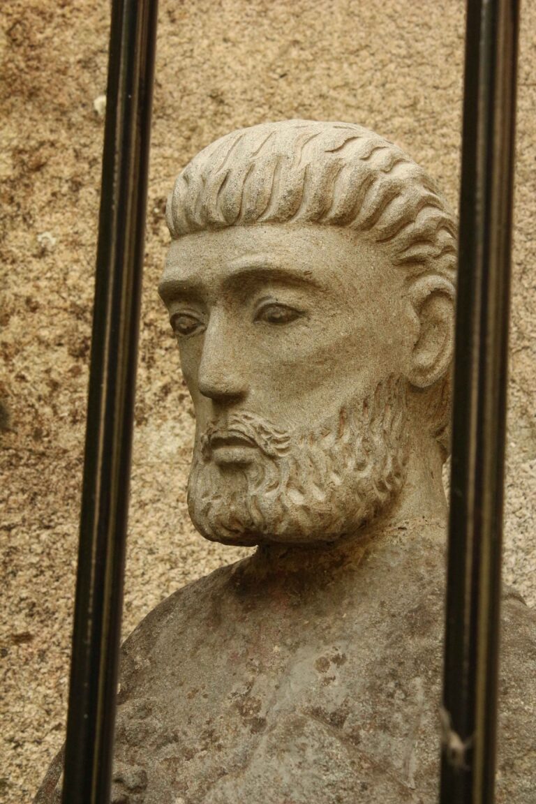 Statue de Saint-Pierre à Lannion