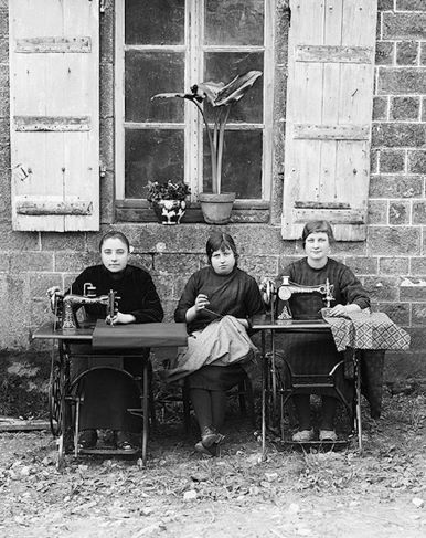 Couturières itinérantes, photographie de J. Piot (1927)