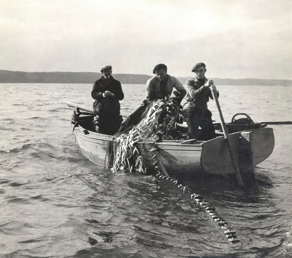 Pêcheurs de sardines au filet droit à Locquémeau
