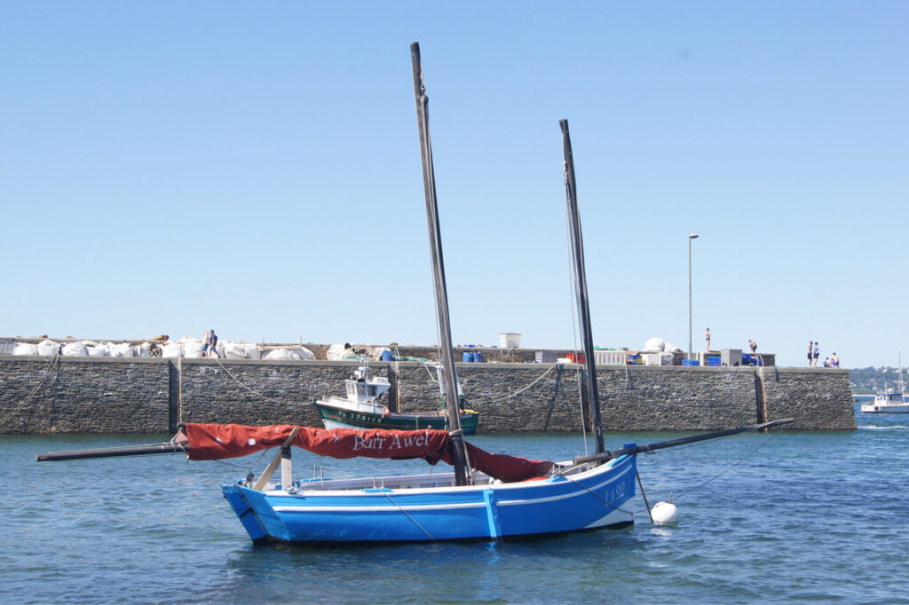 Vieux gréement bleu à deux mâts amarré dans le port de Trédrez-Locquémeau, Côtes-d'Armor, Bretagne