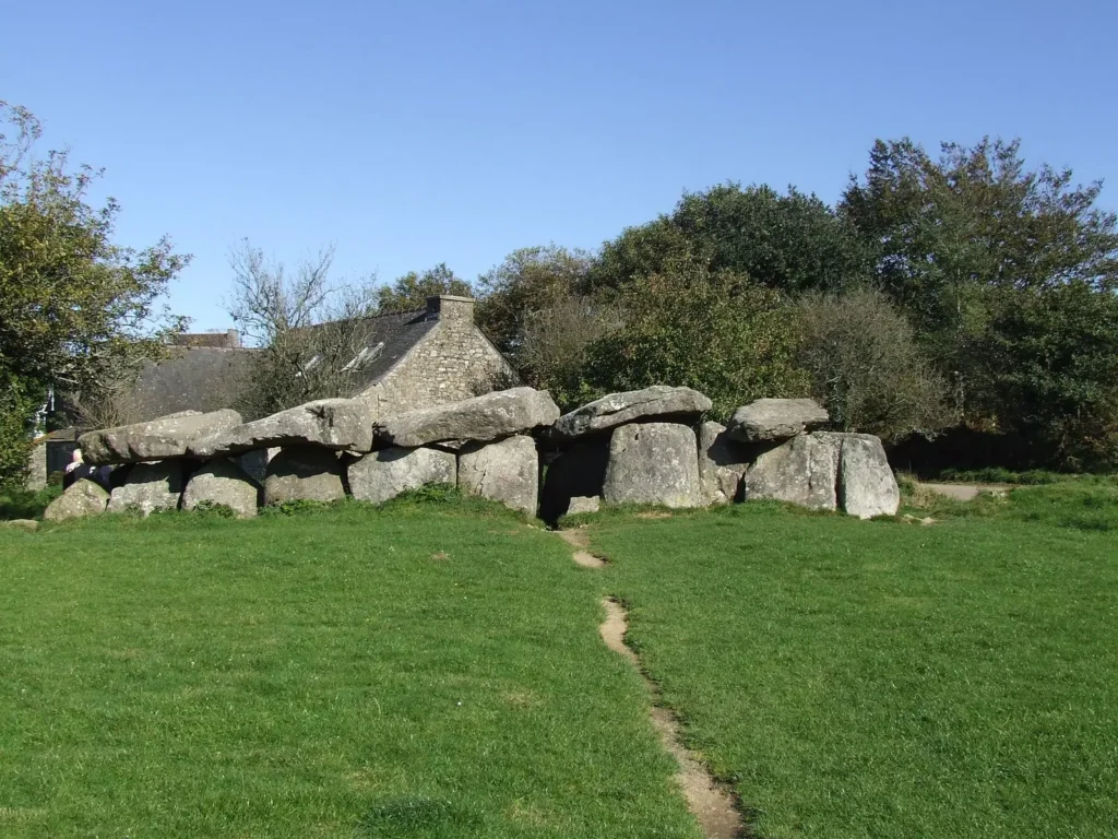 Allée couverte néolithique en Bretagne, monument mégalithique composé de grandes dalles de granite posées sur des orthostates, dans un champ verdoyant