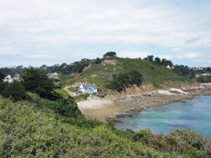 Maison bretonne isolée au bord d'une crique aux eaux turquoise sur la Pointe de Bihit à Trébeurden, Côtes-d'Armor, Bretagne