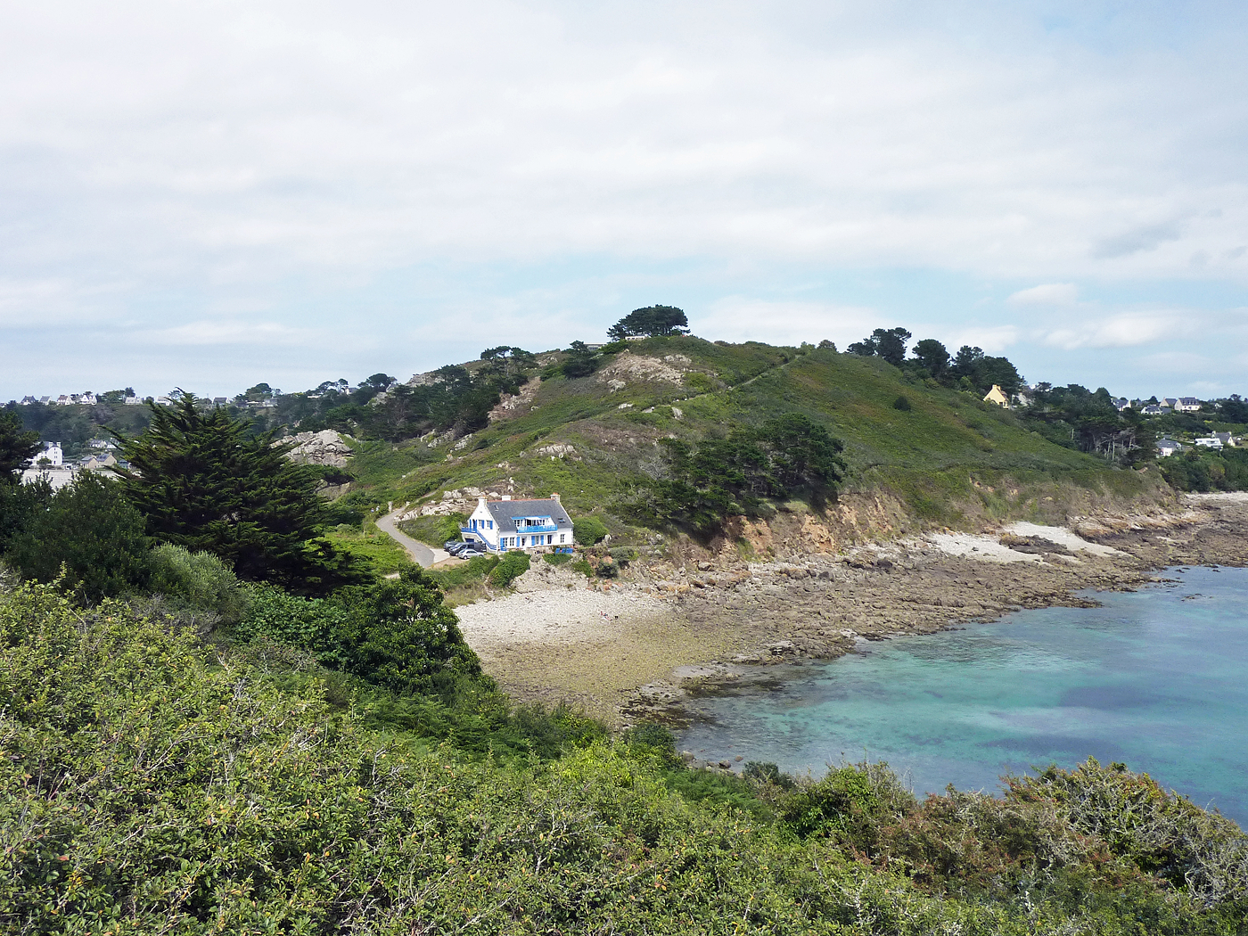 Maison bretonne isolée au bord d'une crique aux eaux turquoise sur la Pointe de Bihit à Trébeurden, Côtes-d'Armor, Bretagne