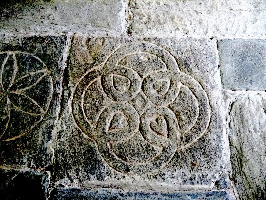 Vitrail de Julien Lannou à la chapelle Saint-Nicolas de Camlez