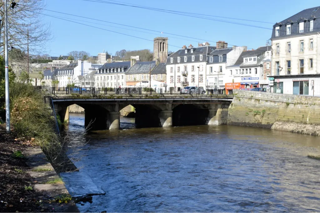 Pont sur le Léguer au cœur de Lannion avec le clocher de l'église en arrière-plan et les quais animés, Côtes-d'Armor, Bretagne