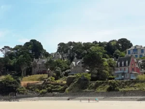 Villas Belle Époque et maisons de granit dominant la plage de Trestraou à Perros-Guirec, Côtes-d'Armor, Bretagne