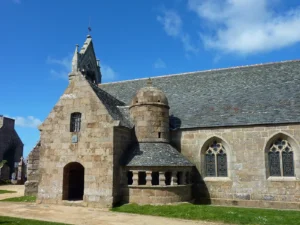 Église Saint-Laurent de Trégastel en granite rose, avec sa tourelle ronde et ses fenêtres gothiques à réseau, Côtes-d'Armor, Bretagne