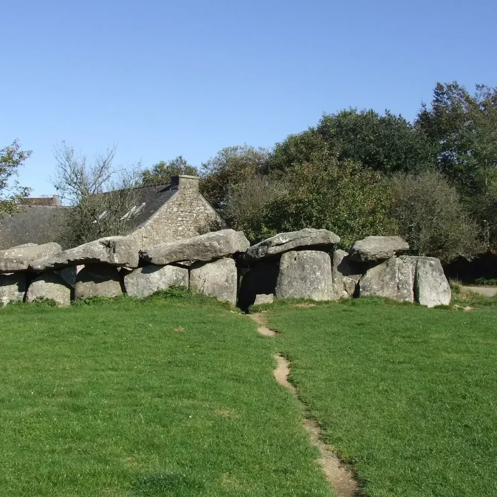 Allée couverte néolithique en Bretagne, monument mégalithique composé de grandes dalles de granite posées sur des orthostates, dans un champ verdoyant