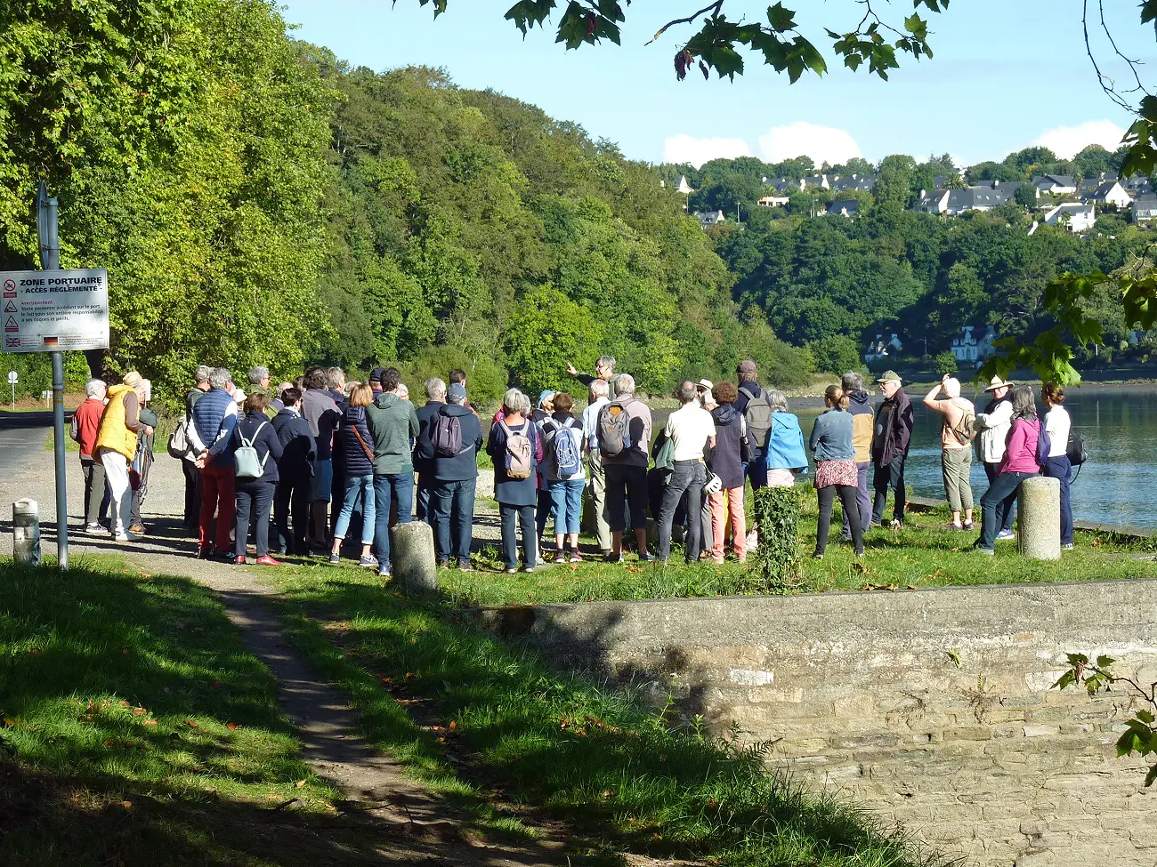 Groupe de visiteurs lors d'une visite guidée de l'ARSSAT sur les rives du Léguer à Lannion